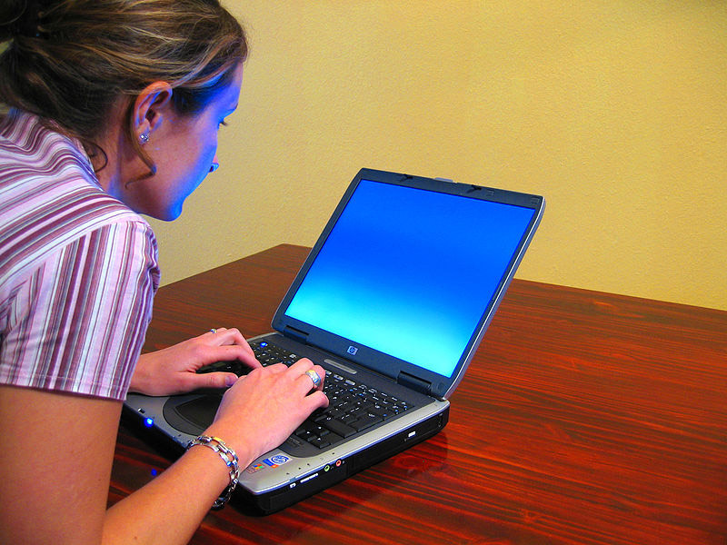 800px-Woman-typing-on-laptop