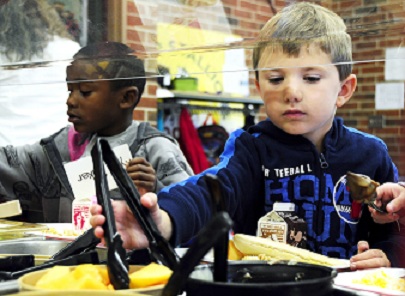 kids in school lunch line